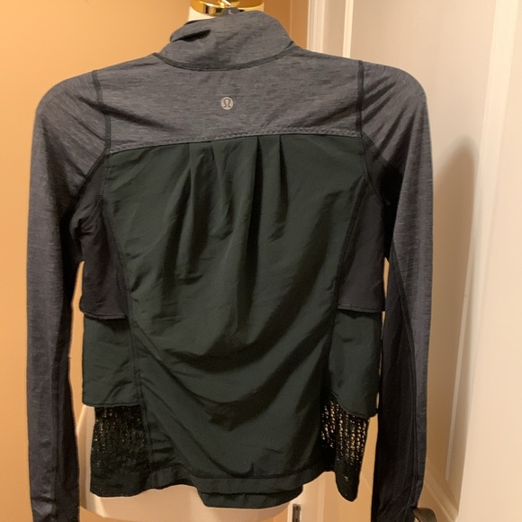 Lulu Lemon size 4 rare ruffled light weight top so cute and unique! EUC. Black - Picture 2 of 6